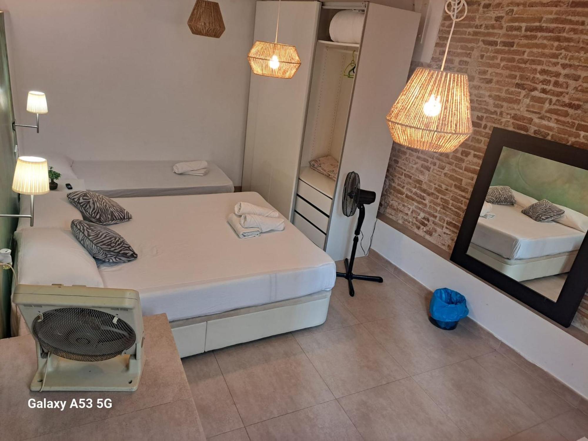 Habitacion Para Grupos Hasta 8 En Plena Rambla De Cataluna Barcelone Extérieur photo